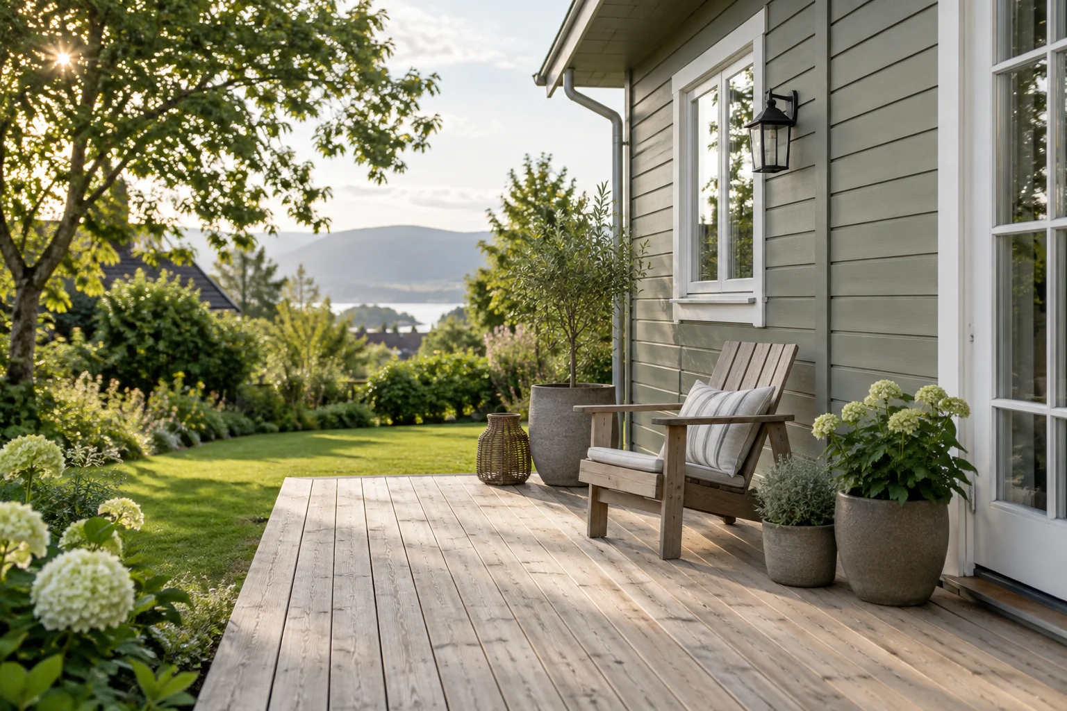Illustrert terrasse med naturlig treverk og grønn hage
